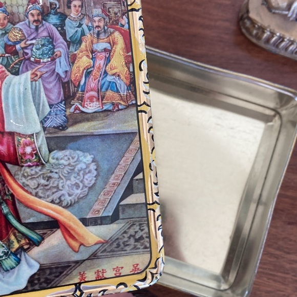 Beautiful Vintage Tin - Picture 8 of 12